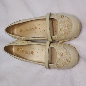 Skechers beige sandals Size 8.5